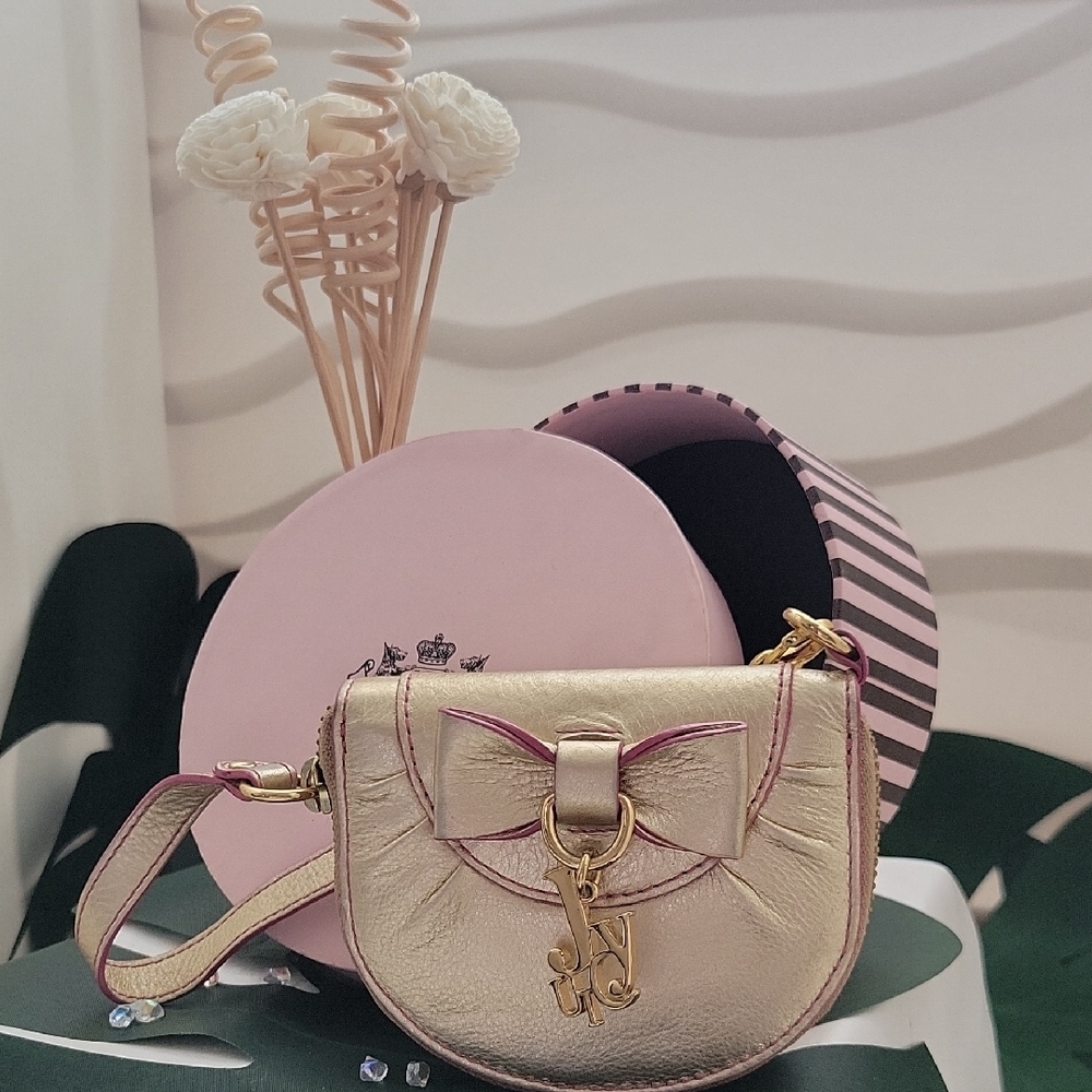 ✨️JUICY COUTURE✨️ gold and Pink Wristlet, W/box.